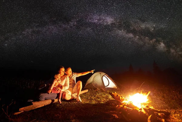 Ночью Кемпинг Горах Туристическая Семья Отдыхает Перед Освещенной Палаткой Горящим — стоковое фото