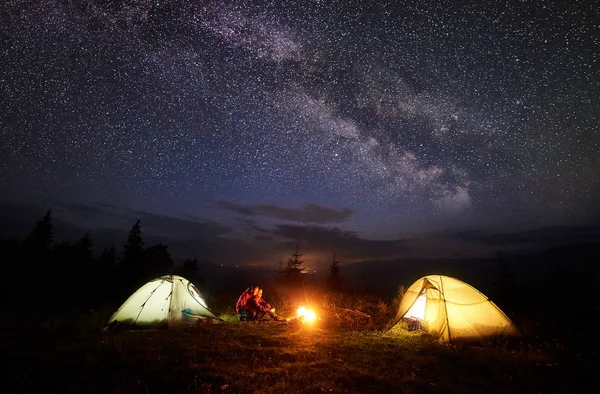 Acampamento Nocturno Nas Montanhas Fogueira Brilhante Queimando Entre Dois Caminhantes — Fotografia de Stock