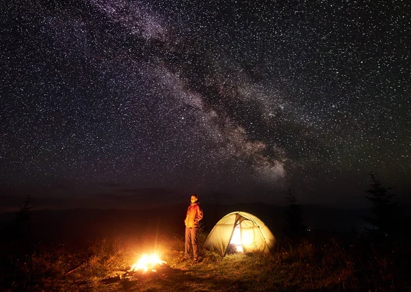 Natt Camping Bergen Kvinna Vila Nära Upplyst Tält Och Ljust — Stockfoto