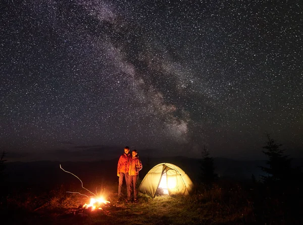 Paar Touristen Mann Und Frau Ruhen Der Nähe Von Zelt — Stockfoto