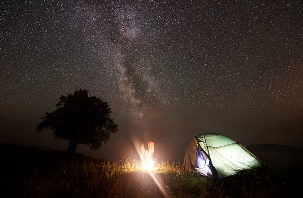 Underbara Natt Syn Belysta Turist Tältcamping Berget Dalen Brasa Och — Stockfoto