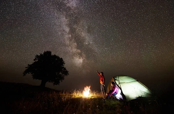 Nacht Kamperen Buurt Van Silhouet Van Grote Boom Met Gras — Stockfoto