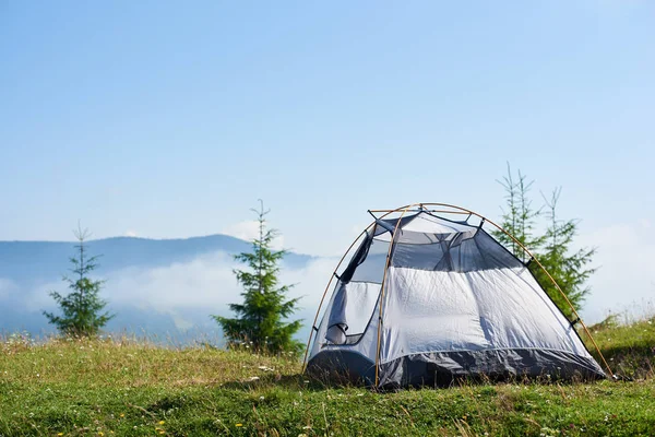 안개가 언덕에 텐트의 배경으로 — 스톡 사진