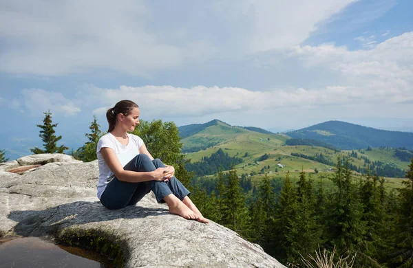 Профиль Вид Молодой Босой Женщины Туристки Сидящей Вершине Огромной Скалы — стоковое фото