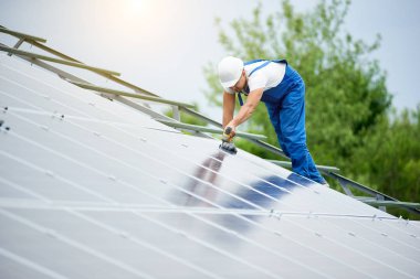 İnşaat işçisi Fotoğraf volta panel güneş sistemi için tornavida kullanarak bağlanır. Profesyonel yükleme ve güneş sistemi, alternatif enerji ve finansal yatırım konsept İnşaat.