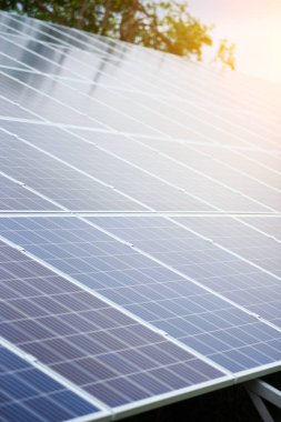 Parlak mavi fotoğraf üreten güneş sistemi yüzeye yakın çekim yaz güneş tarafından yaktı. Alternatif enerji, ekoloji ve çevre koruma, ucuz elektrik üretimi ve mali tasarruf kavramı.