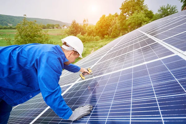 Építőipari Munkás Fénykép Fotovoltaikus Panel Csatlakozik Naprendszer Csavarhúzó Professzionális Telepítése — Stock Fotó