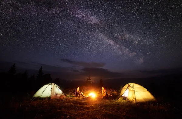 Camping Montagne Nuit Feu Joie Lumineux Brûlant Entre Deux Randonneurs — Photo