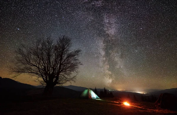 Fogata Ardiendo Cerca Carpa Iluminada Turística Campamento Nocturno Montañas Bajo — Foto de Stock