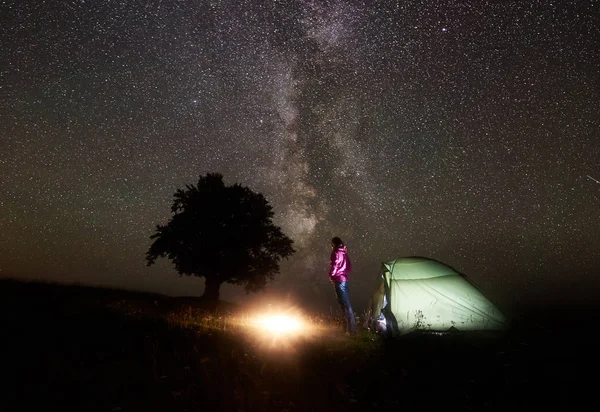 Zelten Den Bergen Wanderin Steht Der Nähe Des Beleuchteten Zeltes — Stockfoto