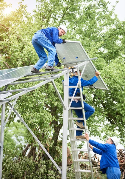 Instalarea Sistemului Panouri Fotovoltaice Solare Autonome Lucrătorii Pălării Dure Albastru — Fotografie, imagine de stoc