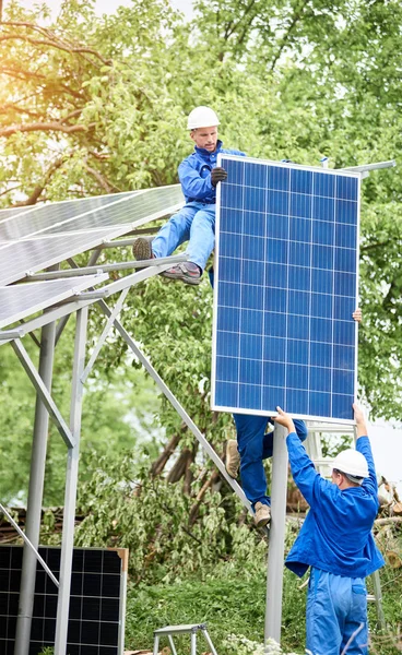 Встановлення Автономної Сонячної Фотоелектричної Панелі Працівники Важких Капелюхах Синьому Загальному — стокове фото
