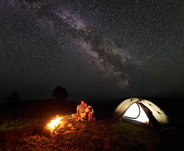 Glückliche Touristenfamilie Die Nachts Den Bergen Zeltet Mann Und Frau — Stockfoto