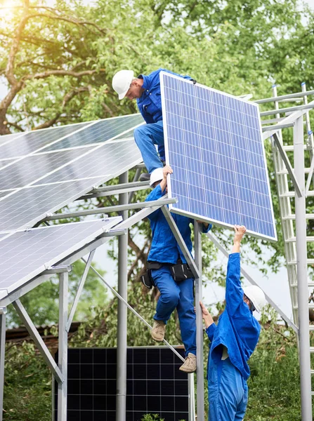 Instalarea Sistemului Panouri Fotovoltaice Solare Autonome Lucrătorii Pălării Dure Albastru — Fotografie, imagine de stoc