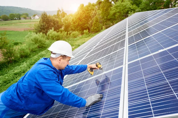 Muratore Collega Pannello Fotovoltaico Sistema Solare Utilizzando Cacciavite Installazione Professionale — Foto Stock