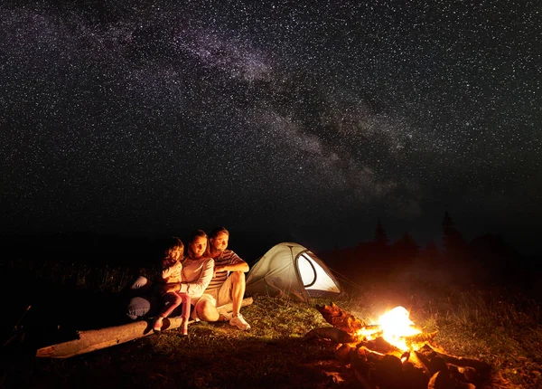 Acampamento Nocturno Nas Montanhas Família Turística Mamãe Papai Doughter Sentados — Fotografia de Stock