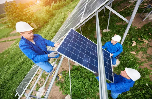 Equipe Três Técnicos Montagem Painel Fotovoltaico Para Stand Alone Plataforma — Fotografia de Stock