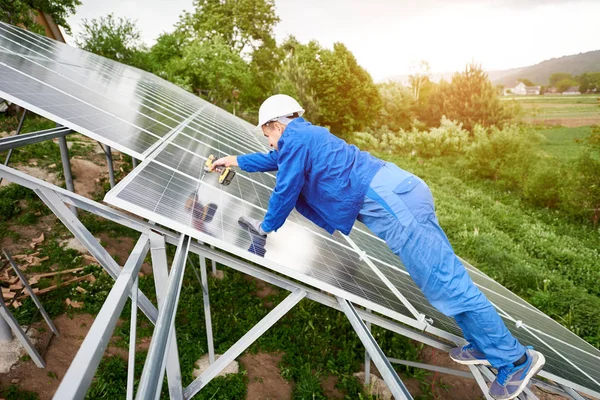 Trabalhador Construção Conecta Painel Fotovoltaico Sistema Solar Usando Chave Fenda — Fotografia de Stock