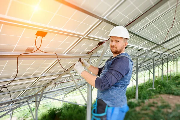 Instalación Cableado Del Sistema Paneles Solares Fotovoltaicos Autónomos Primer Plano —  Fotos de Stock