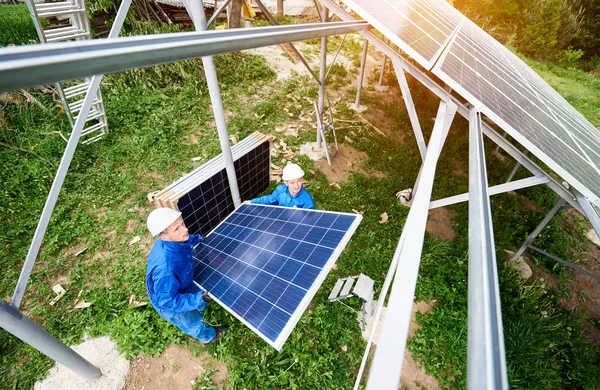 Équipe Trois Techniciens Montant Panneau Photo Voltaïque Pour Plate Forme — Photo