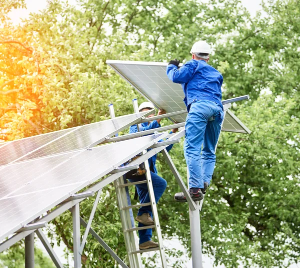 Installation Einer Eigenständigen Photovoltaik Photovoltaikanlage Arbeiter Harthüten Und Blauem Overall — Stockfoto