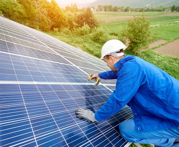 Bouwvakker Verbindt Foto Voltaïsche Paneel Met Zonnestelsel Met Schroevendraaier Professionele — Stockfoto