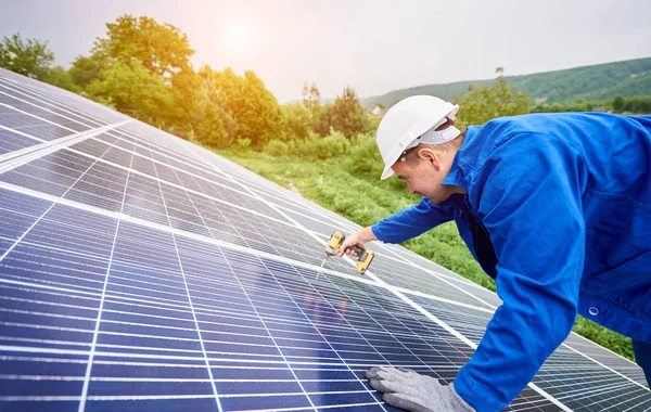 Trabajador Construcción Conecta Panel Fotovoltaico Sistema Solar Utilizando Destornillador Instalación — Foto de Stock