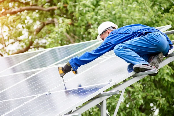 Equipe Dois Construtores Que Conectam Painel Fotovoltaico Plataforma Sistema Solar — Fotografia de Stock