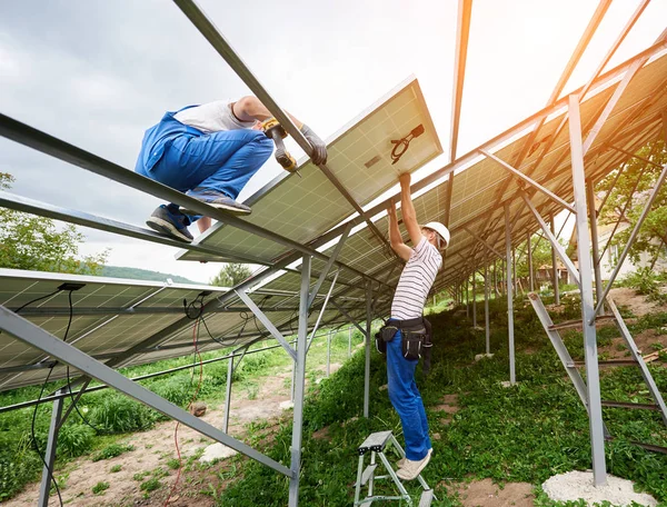 Sistema Painel Solar Foto Voltaica Instalação Dois Técnicos Escada Plataforma — Fotografia de Stock