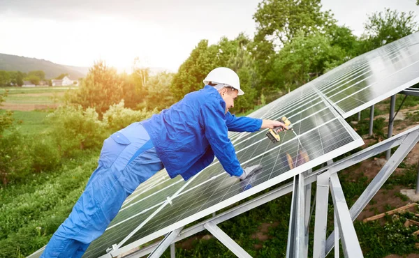 Trabalhador Construção Conecta Painel Fotovoltaico Sistema Solar Usando Chave Fenda — Fotografia de Stock