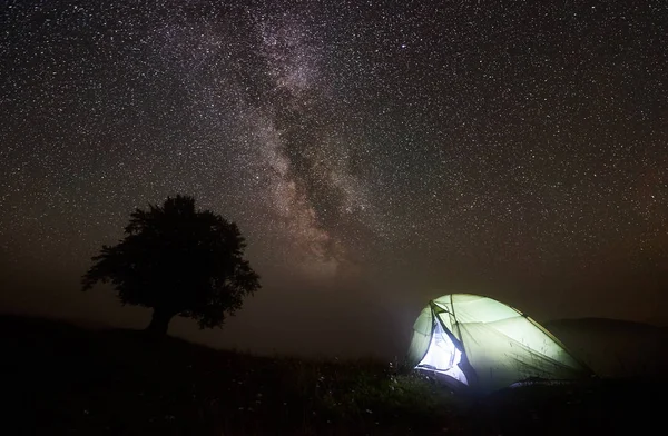 Fantastische Nachtansicht Von Hell Erleuchteten Von Innen Touristenzelt Camping Gebirgstal — Stockfoto