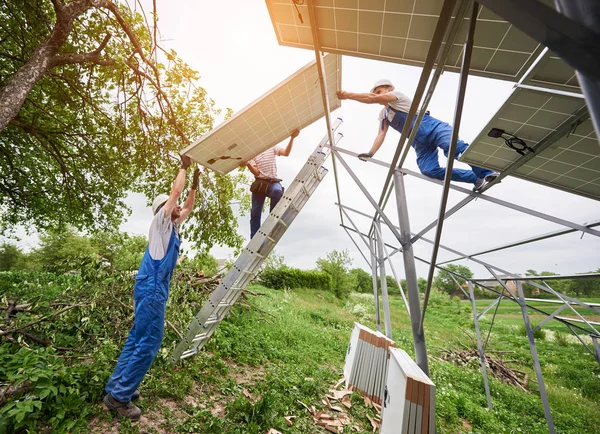 Instalação Sistema Painel Solar Fotovoltaico Autônomo Três Técnicos Levantando Grande — Fotografia de Stock