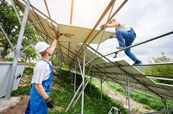 Instalação Sistema Painéis Solares Fotovoltaicos Três Técnicos Que Levantam Módulo — Fotografia de Stock