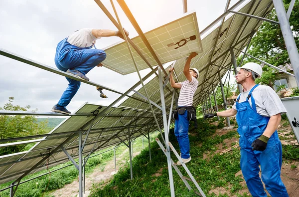 Instalarea Sistemului Solar Panouri Fotovoltaice Trei Tehnicieni Ridică Modulul Solar — Fotografie, imagine de stoc