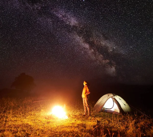 Camping Bergen Ung Smal Turist Kvinna Stående Nära Upplyst Tält — Stockfoto