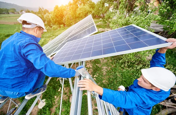 Equipo Tres Técnicos Que Montan Panel Fotovoltaico Plataforma Independiente Del — Foto de Stock