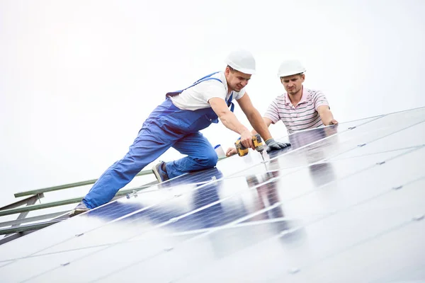 Építőipari Munkás Fénykép Fotovoltaikus Panel Csatlakozik Naprendszer Csavarhúzó Professzionális Telepítése — Stock Fotó