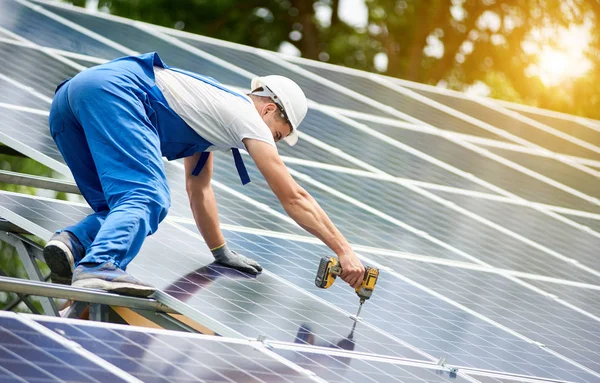 Bauarbeiter Verbindet Photovoltaik Panel Mit Solaranlage Mittels Schraubenzieher Auf Glänzender — Stockfoto
