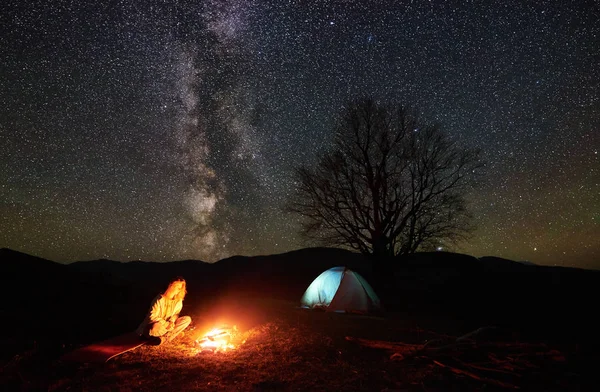 Noite Acampamento Nas Montanhas Jovem Caminhante Tendo Descanso Perto Fogueira — Fotografia de Stock