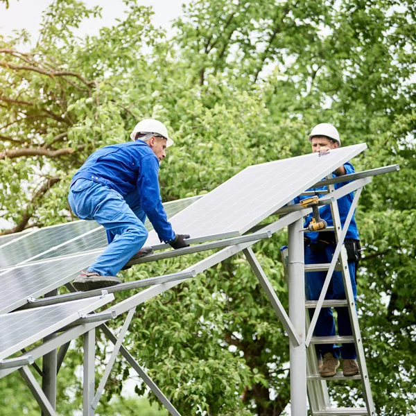 Instalace Samostatné Sluneční Foto Fotovoltaických Panelů Systému Dva Pracovníci Montáže — Stock fotografie