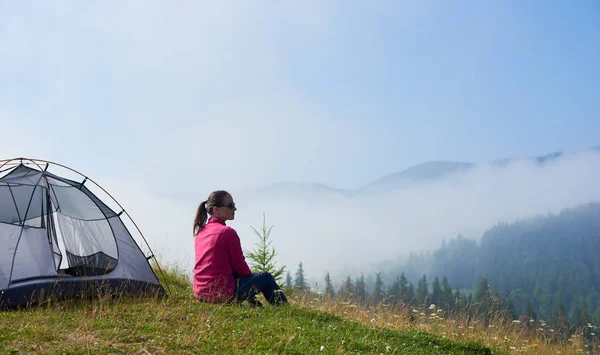 아침에 보기를 즐기는 텐트에 밸리의 잔디에 선글라스에 여자의 보기를 산에서 — 스톡 사진