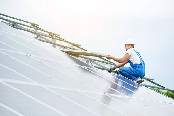 Instalarea Sistemului Solar Panouri Fotovoltaice Lucrător Profesionist Hard Hat Albastru — Fotografie, imagine de stoc