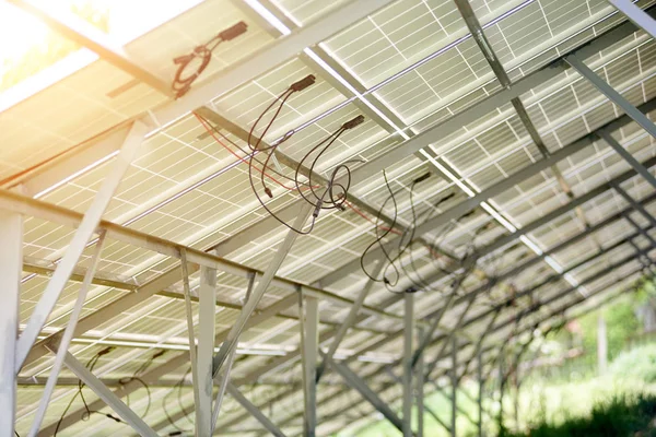 Tek başına fotoğraf üreten güneş sistemi metal arka ayakları üzerinde güvenli iç yaz güneş tarafından yaktı. Alternatif enerji, ekoloji ve çevre koruma ve ucuz elektrik üretim kavramı.