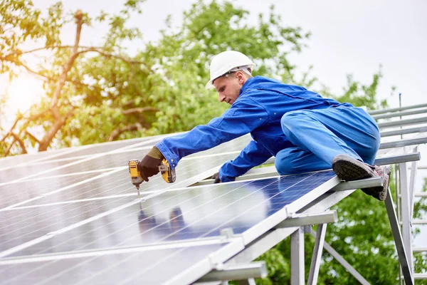 Trabalhador Jovem Construção Conecta Painel Fotovoltaico Sistema Solar Usando Chave — Fotografia de Stock