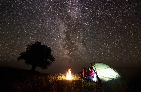 Couple Romantique Homme Femme Reposant Près Tente Rayonnante Feu Joie — Photo