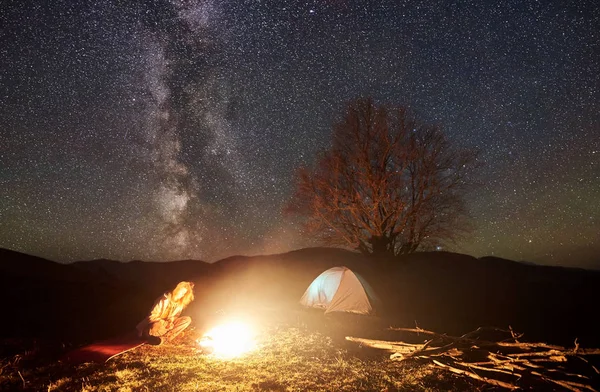 Camping Noc Górach Młody Turysta Dziewczyna Siedzi Oglądania Płonący Ognisko — Zdjęcie stockowe
