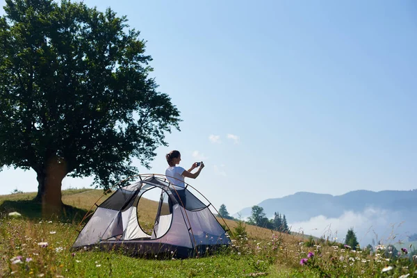 Jeune Jolie Femme Debout Sur Une Colline Herbeuse Escarpée Petite — Photo