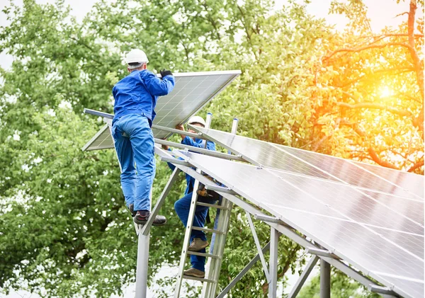 Installazione Sistema Pannelli Solari Fotovoltaici Autonomi Lavoratori Berretti Duri Blu — Foto Stock