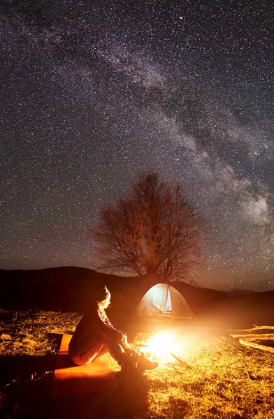 Camping Natt Bergen Ljusa Genom Att Bränna Lägerelden Mörka Silhuetten — Stockfoto