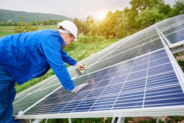 Trabajador Construcción Conecta Panel Fotovoltaico Sistema Solar Utilizando Destornillador Instalación — Foto de Stock